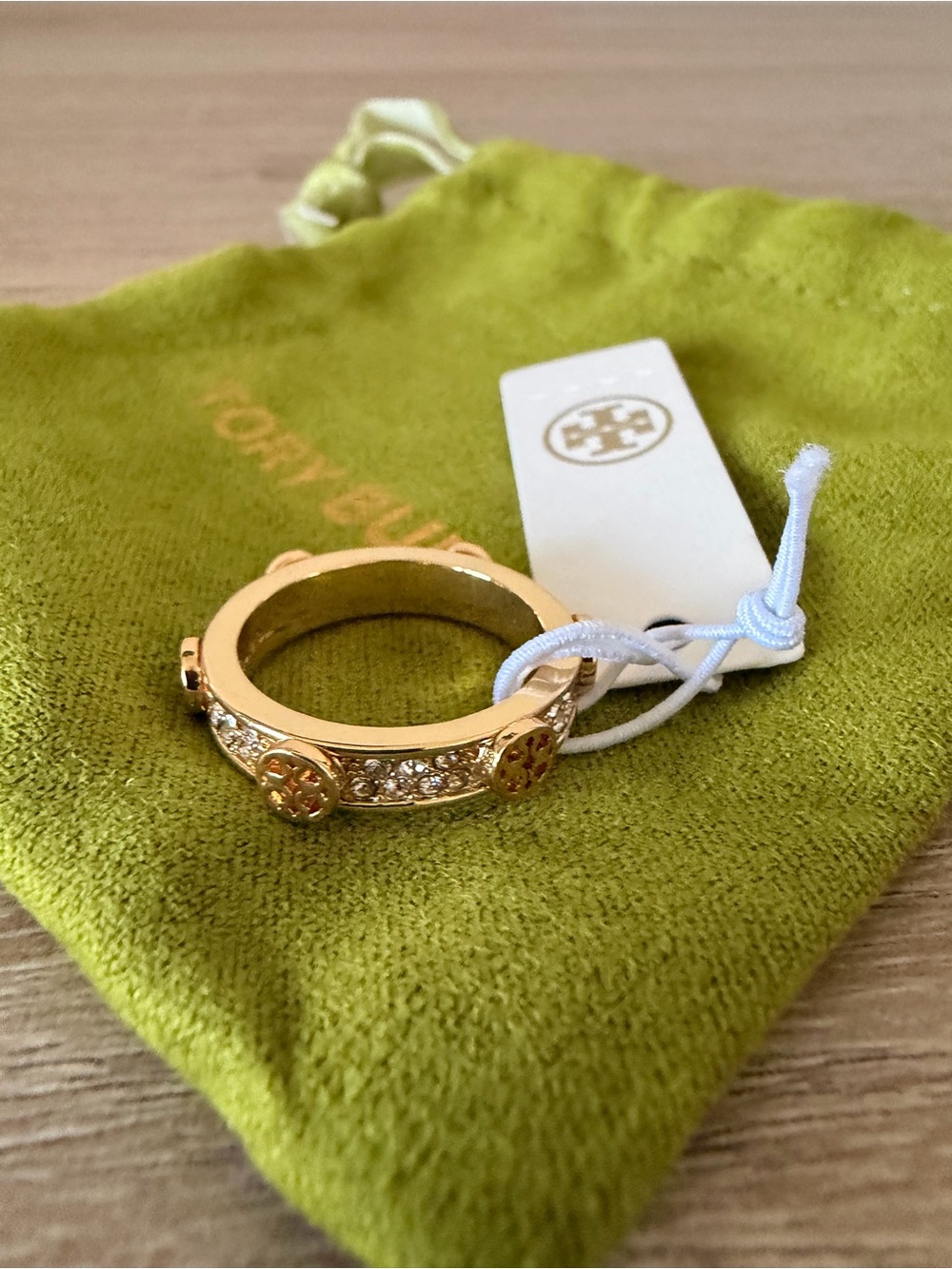 Tory Burch Crystal Textured Pavé Logo Band Ring Gold Tone Size 7 New